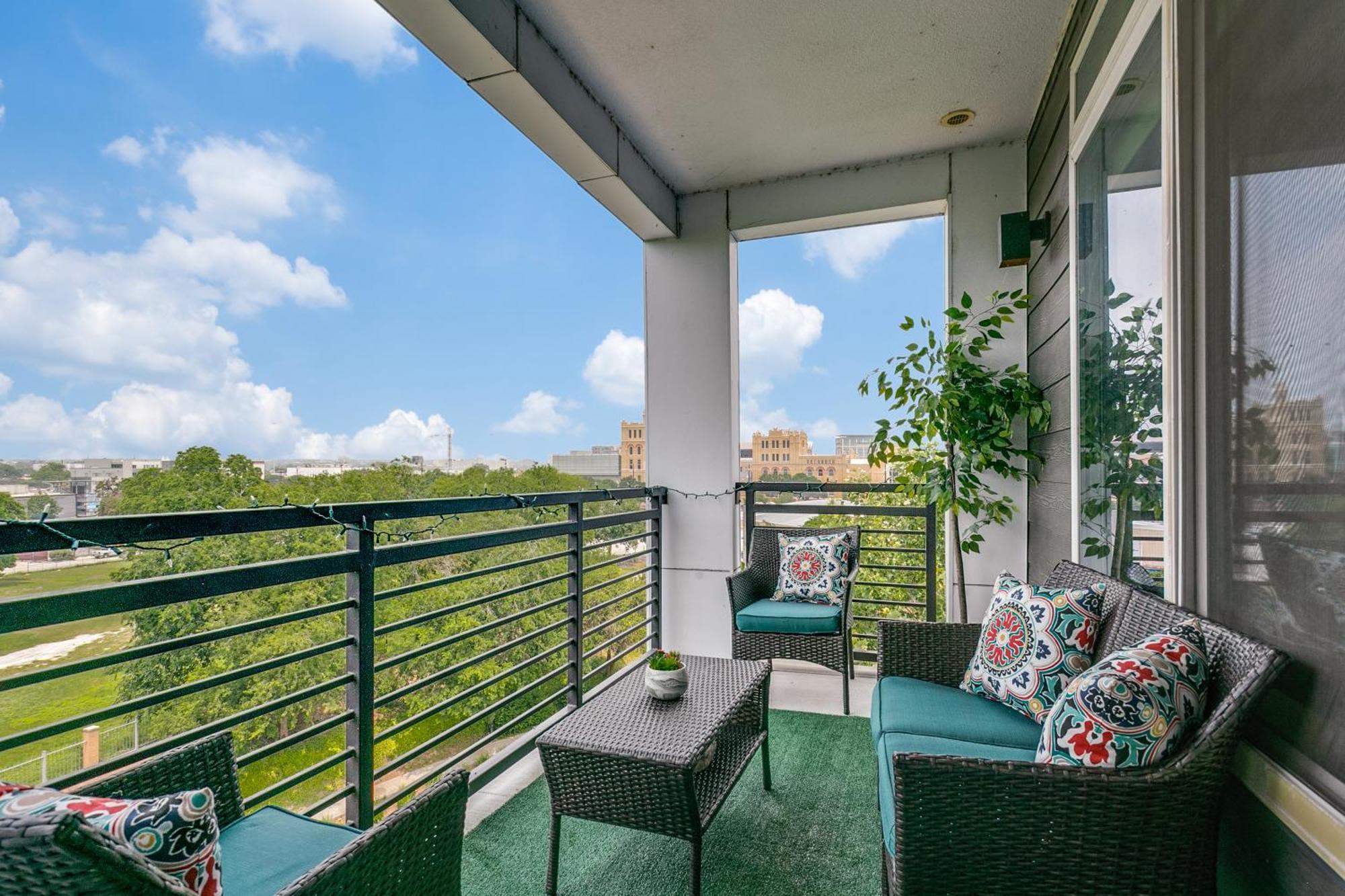 Beautiful Condo On Riverwalk W King Ste Free Parking Pet Friendly Centrally Located On The Riverwalk San Antonio Extérieur photo